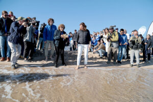La alcaldesa de Valencia, María José Catalá, asiste a la suelta de tortuga en la Playa de El Saler junto a la doctora Sylvia Earle.